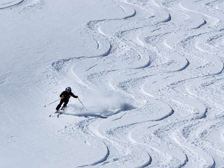 Skiing through powder snow at Sauze d'Oulx