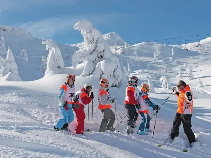 Kids skiing