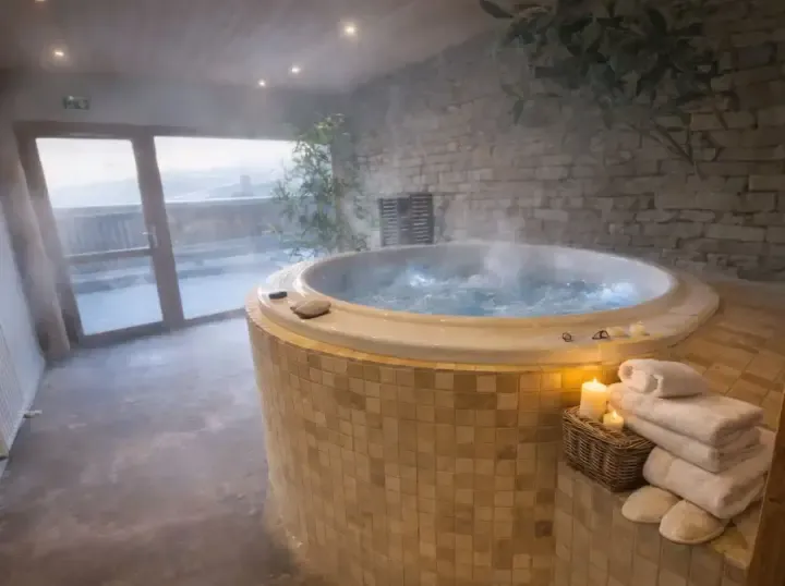 Chalet Corniche Hot Tub