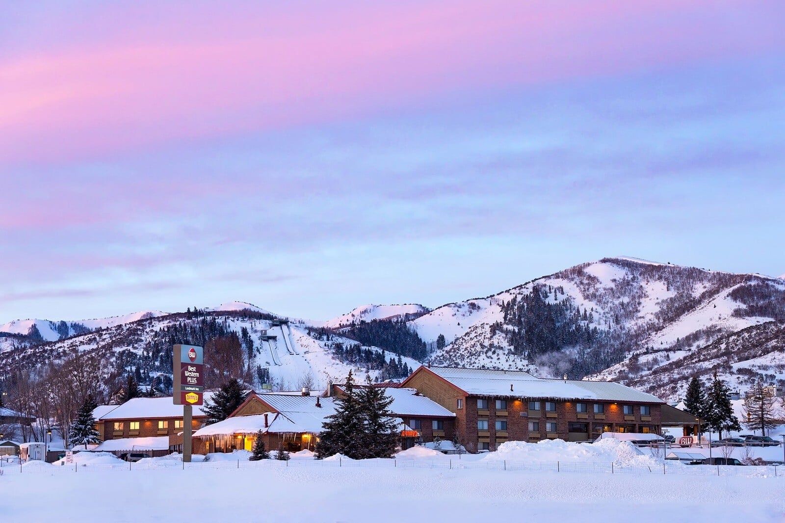 Best Western Plus Landmark Inn Exterior
