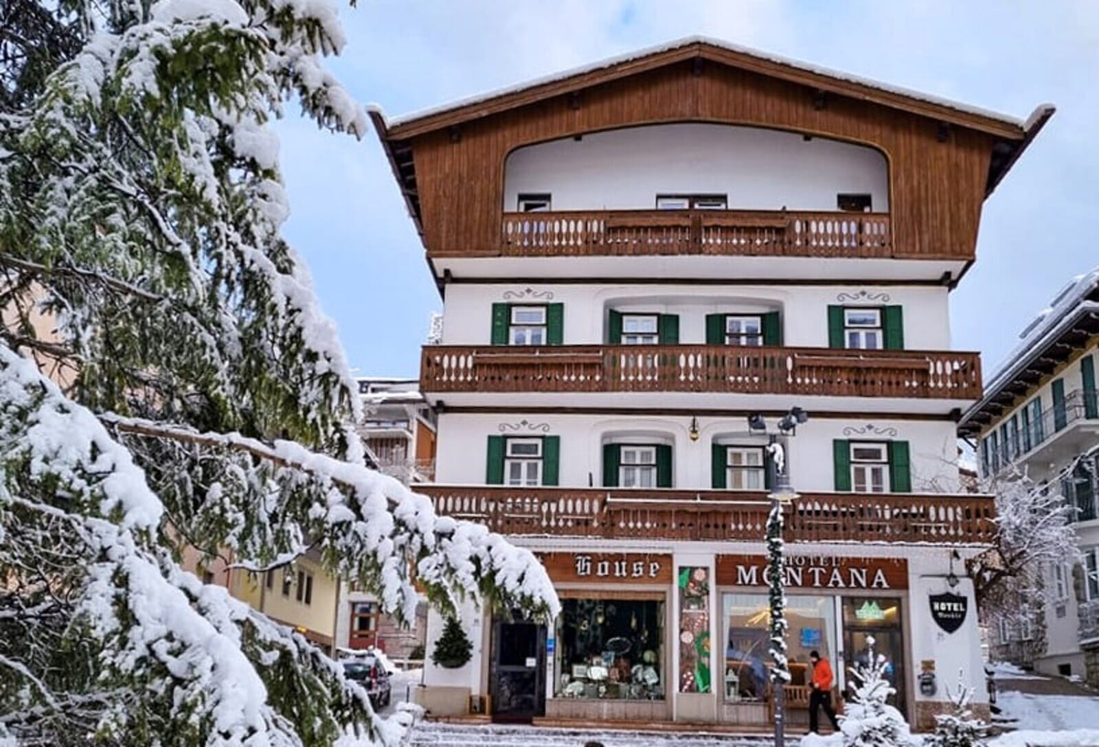 Hotel Montana Exterior