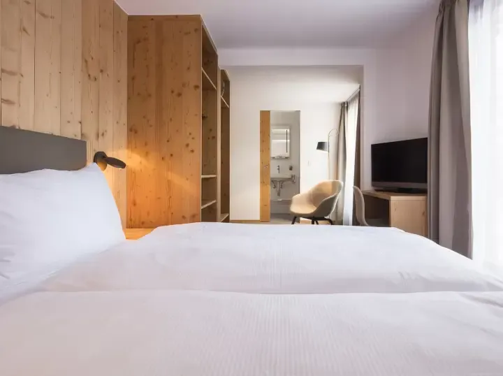 Hotel Continental Zermatt - Bedroom (2)