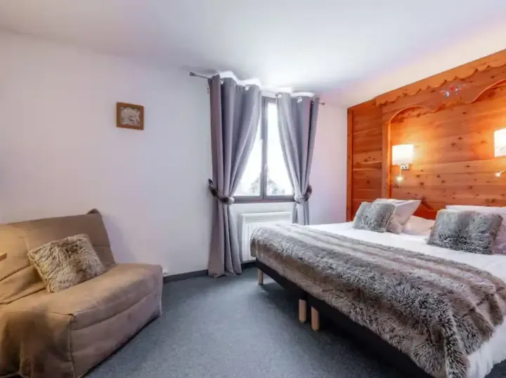Logis Hotel and Spa Bedroom