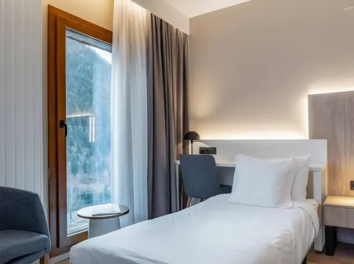Hotel Montarto - Bedroom (2)
