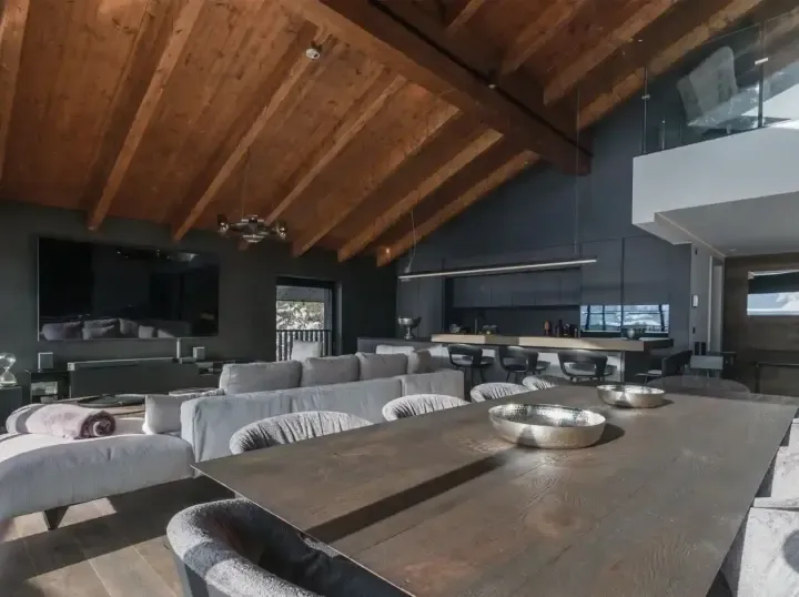 Black Summit Boutique Lodge Dining Table