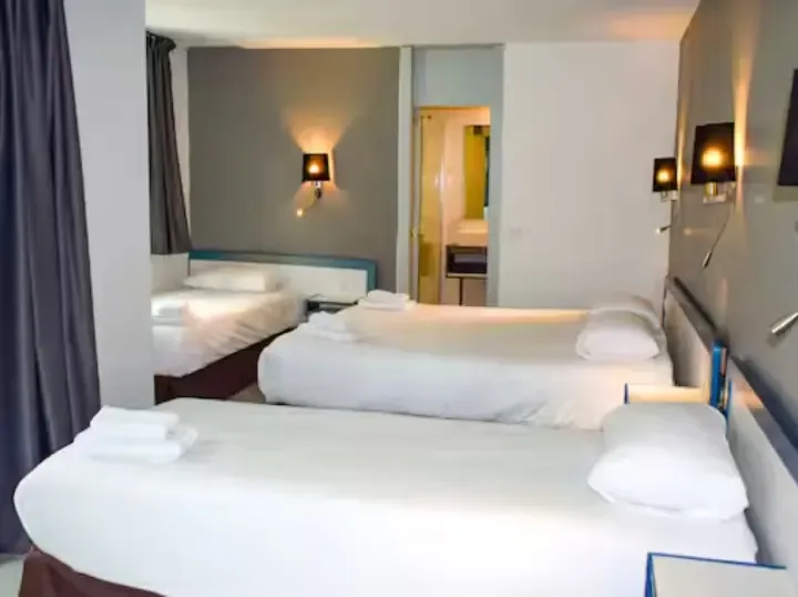 Hotel Victoria - Bedroom (2)